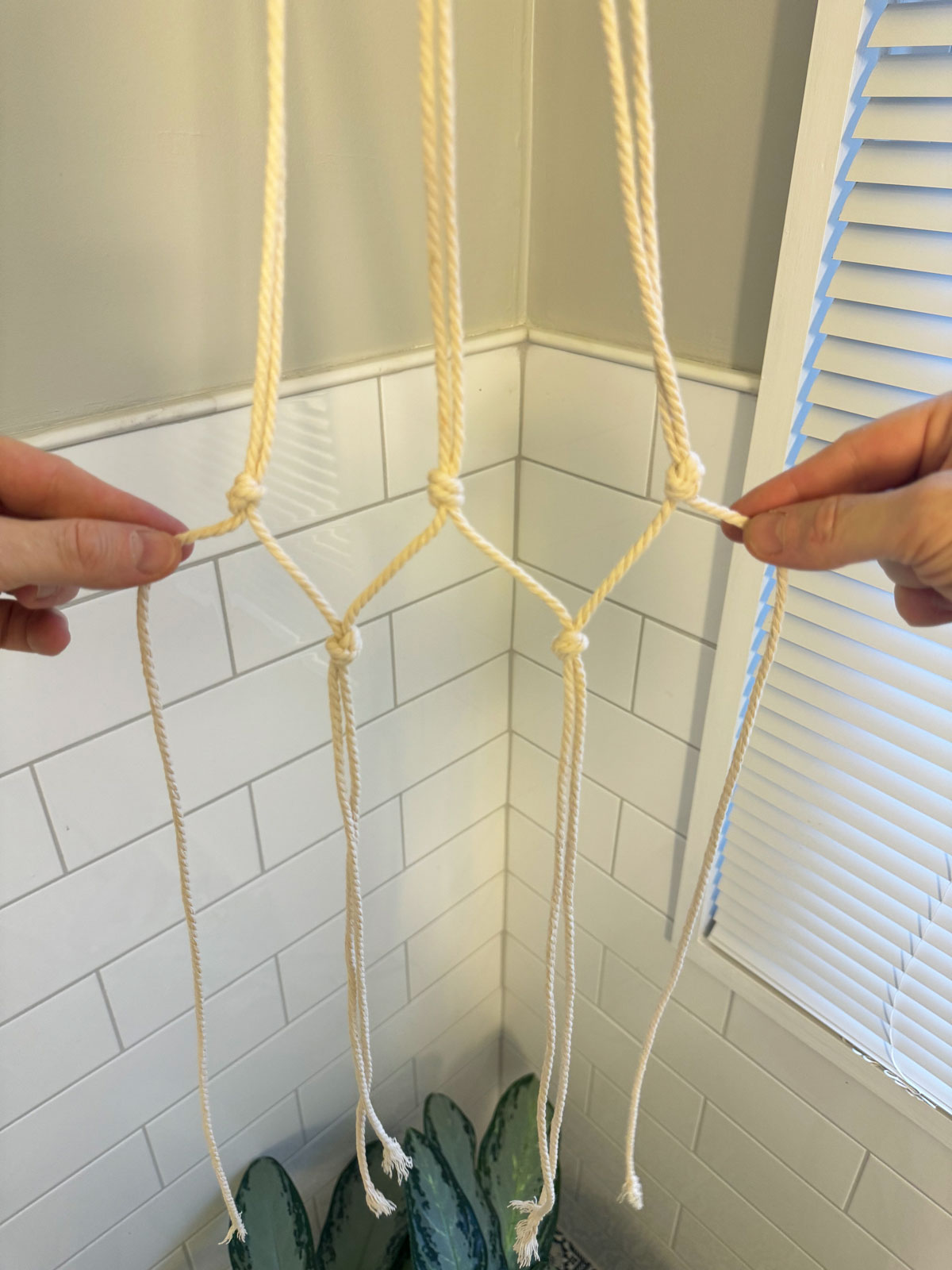 macrame-plant-hanger-with-photos